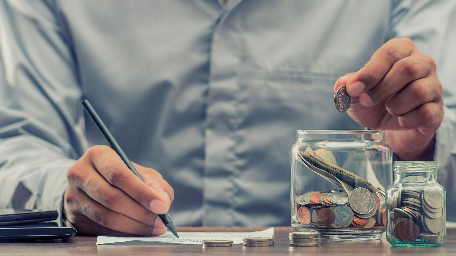 Conceptos básicos como presupuesto, ahorro y deudas